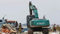 Ekskavator juga dikerahkan dalam proyek pembangunan dermaga di pulau tersebut.