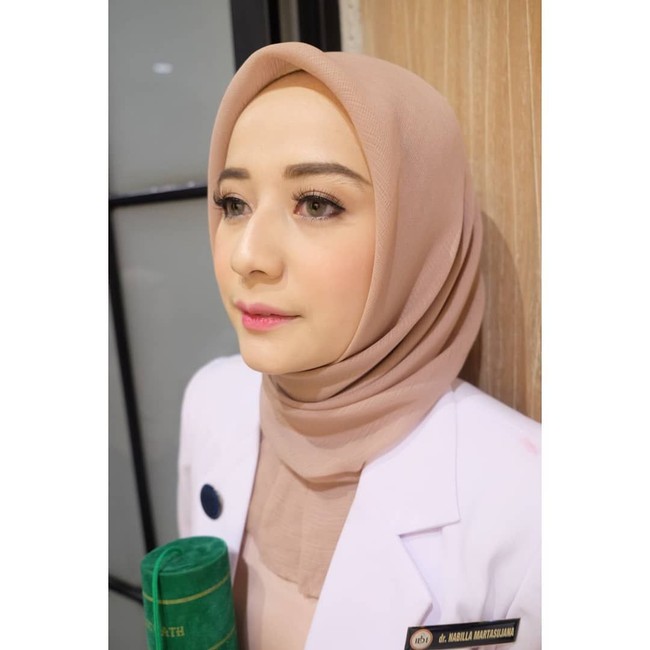 Seorang dokter muda asal Bandung bernama Nabilla Marta mencuri perhatian publik. Ia memiliki paras yang cantik dan gaya hijab yang modis. Foto: Instagram/nabillamarta