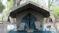 Tenda penginapan di Footsteps Across the Delta, Delta Okavango Botswana. Botswana adalah negara kering, 70% wilayahnya berupa gurun dan hanya hujan selama 2 bulan (Tim Johnson/BBC Travel)