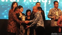 Gubernur Bank Indonesia, Perrry Warjiyo memberikan penghargaan kepada Presiden Direktur PT Toyota Motor Manufacturing Indonesia (TMMIN) Warih Andang Tjahjono dalam pertemuan tahunan BI.