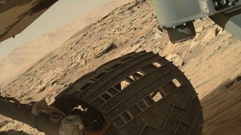 Curiosity merekam rodanya sendiri yang sudah berdebu. Foto: NASA