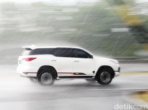 4 Bahaya yang Mengancam Ban Mobil saat Musim Hujan