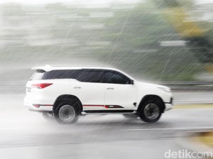 4 Bahaya yang Mengancam Ban Mobil saat Musim Hujan