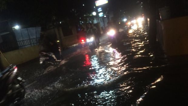 Banjir di Jalan Swadarma Raya mulai surut.