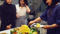 Bersama Maudy, Amanda merayakan ulang tahun ibunya. Tumpeng berlauk lengkap pun jadi penyemarak momen bahagia ini. Foto: Instagram akhairunnisa