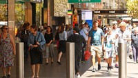 Di Bourke Street Mall, Melbourne, Australia, tiang bollards terbuat dari stainless steel dengan diameter cukup lebar. Scott Barbour/Getty Images.