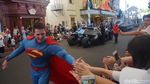 Foto: Bahagia Itu Salaman Sama Superman & Foto Bareng Catwoman