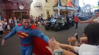 Satu per satu superhero turun dari singgasana dan berjalan mendekati para penonton. Mereka langsung mengulurkan tangan dan menjabat tangan kami secara hangat. Kapan lagi bisa salaman sama Superman? (Melisa/detikTravel)
