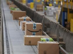 Mengintip Kesibukan Gudang Toko Online Antar 180 Juta Barang