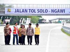 Senangnya Jokowi Resmikan Tol Sragen-Ngawi