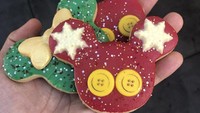 Melihat cookies yang satu ini pasti orang langsung tahu siapa karakter yang digunakan. Mickey dan Minnie ini hadir sebagai cookies dengan icing manis dan asam lemon. Foto: Instagram