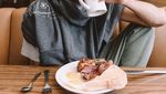 Ini Pose Keren Noah Centineo  To All the Boys Ive Loved Before Saat Nikmati Makanan