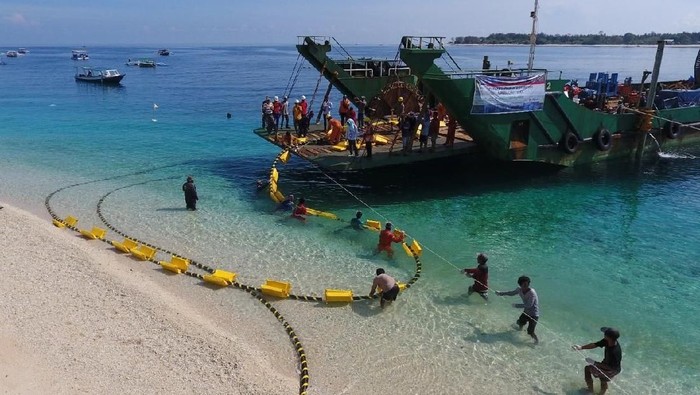 Untuk mendukung pengembangan pariwisata di Nusa Tenggara Barat, PT PLN (Persero) kembali menambah kabel laut ke Gili Air, Gili Meno, dan Gili Trawangan.