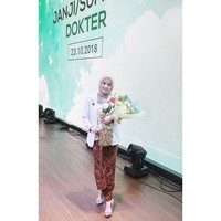 Nabilla belum lama ini lulus dari Universitas Kristen Maranatha, Bandung. Ia pun baru melakukan sumpah dokter pada Oktober 2018 lalu. Foto: Instagram/nabillamarta