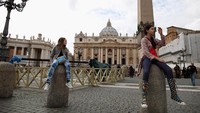 Di Vatican, bollards terlihat lebih cantik dan dapat digunakan wisatan untuk beristirahat. Dan Kitwood/Getty Images.