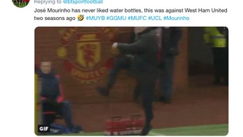Di masa lalu, botol minum juga pernah jadi korban luapan emosi Mourinho. Saat itu botol yang tergeletak di atas lapangan kena ditendangnya. (Foto: Internet/Twitter)