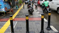 Meski terpasang untuk menghalau pengendara motor menggunakan trotoar, masih ada saja pemotor yang nekat naik trotoar meski telah terpasang bollard.