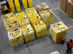 Mengintip Kesibukan Gudang Toko Online Antar 180 Juta Barang