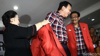 Ketum PDIP Megawati Soekarnoputri yang memakaikan jas merah PDIP itu, saat pendaftaran cagub-cawagub DKI, September 2016 silam.