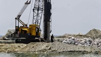 Sejumlah pekerja menyelesaikan proyek pembuatan dermaga di Pulau Pramuka, Kepulauan Seribu, Rabu (28/11/2018).