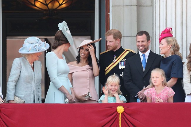 Kate terlihat mengobrol dengan Meghan sambil tertawa. Tampak pula Camilla istri Pangeran Charles dan Pangeran Harry ikut berbincang dengan mereka. Foto: Getty Images