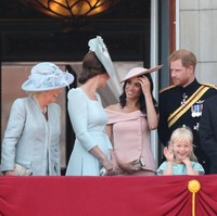 Kate terlihat mengobrol dengan Meghan sambil tertawa. Tampak pula Camilla istri Pangeran Charles dan Pangeran Harry ikut berbincang dengan mereka. Foto: Getty Images