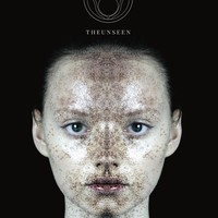 Ini adalah tentang merayakan kecantikan alami dan kulit yang hidup dan bergerak. Ini bukan mengenai menutupinya menjadi estetika seperti boneka porselen. Aku merasa ada banyak hal di dunia kita yang sama, terutama di kecantikan, jadi aku ingin menciptakan sesuatu yang belum pernah ada sebelumnya baik secara estetika maupun sains, ungkap Lauren kepada Vogue. Foto: Twitter The Unseen