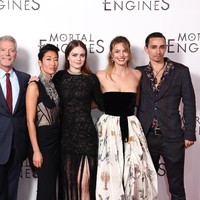 Leila George DOnofrio saat berpose bersama para pemeran film Mortal Engines, di antaranya Hugo Weaving, Stephen Lang, Jihae, Hera Hilmar dan Robert Sheehan. (Foto: Getty Images)