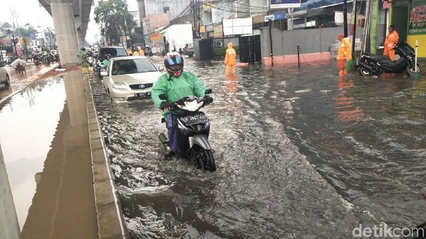 Genangan Air di Jalan RS Fatmawati Jaksel