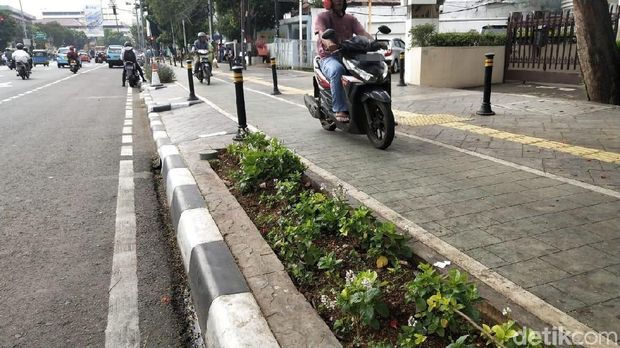Banyak Tiang-tiang Kecil di Trotoar DKI, Buat Apa?