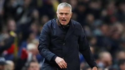 Ekspresi Mourinho Lawan Young Boys: Usap Jidat, Teriak, Banting Botol
