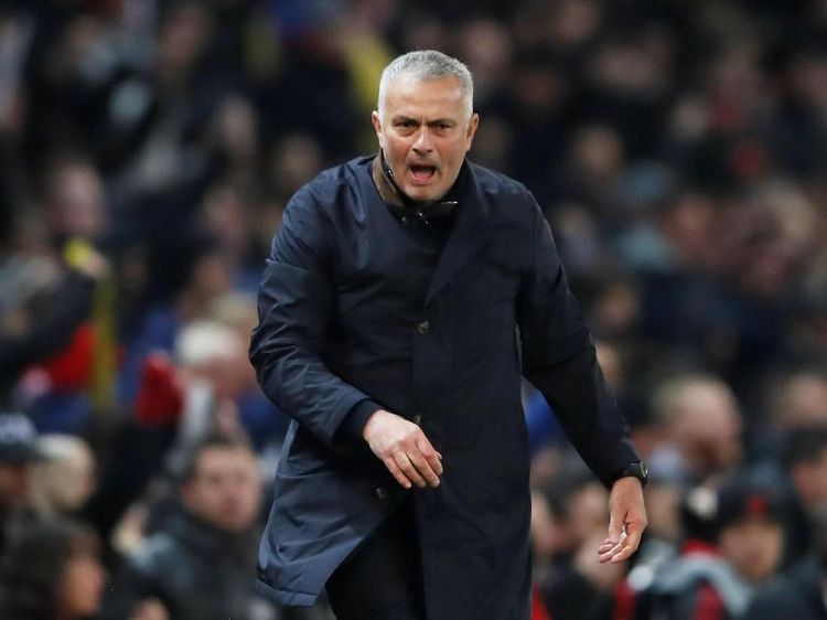 Ekspresi Mourinho Lawan Young Boys: Usap Jidat, Teriak, Banting Botol