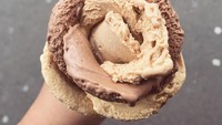 Hanya menaruh emoticon es krim di keterangan foto, kira-kira es krim mawar ini rasa apa ya? Foto: Instagram akhairunnisa