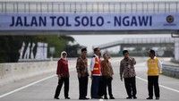 Presiden Joko Widodo (ketiga kiri) didampingi Menteri BUMN Rini Soemarno (ketiga kanan), Wakil Gubernur Jawa Tengah Taj Yasin Maimoen (kedua kanan), Dirut Jasa Marga Desi Arryani (kiri), Dirjen Bina Marga Sugiyartanto (kanan) dan Bupati Ngawi Budi Sulistyono (kedua kiri) meninjau Tol Solo-Ngawi segmen Sragen-Ngawi seusai peresmian di Rest Area KM 538, Sragen, Jawa Tengah, Rabu (28/11/2018). Foto: ANTARA FOTO/Wahyu Putro