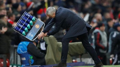 Detik-detik Jose Mourinho Banting Rak Botol Minum