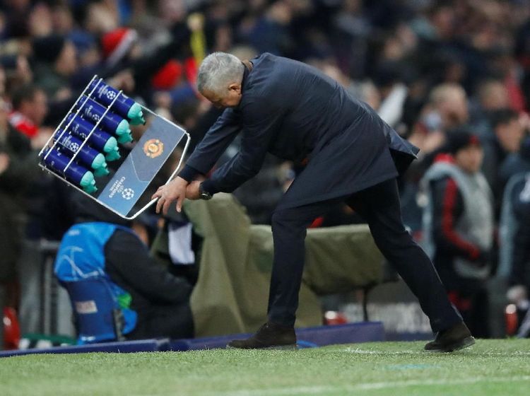Detik-detik Jose Mourinho Banting Rak Botol Minum