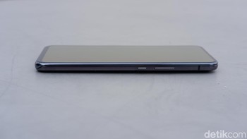 Sisi kanan bodi ada tombol power dan pengaturan volume. Foto: Adi Fida Rahman/detikINET