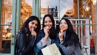 Kalau ini momen manis Amanda saat makan macaron di London. Manisan macaron apa senyum Amanda ya? Foto: Instagram akhairunnisa