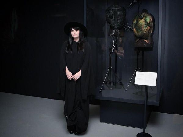 Ini Sosok Wanita Gothic di Balik Makeup Canggih yang Bisa Berubah Warna