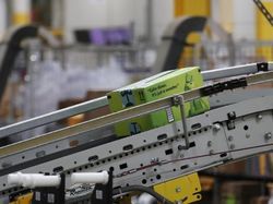 Mengintip Kesibukan Gudang Toko Online Antar 180 Juta Barang