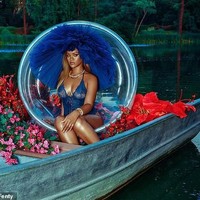 Bukan Rihanna namanya jika tidak tampil seksi. Belum lama ini Rihanna merilis iklan kampanye untuk mompromosikan koleksi lingeri terbaru dari labelnya, Savage x Fenty. Dipotret fotografer kenamaan Charlotter Rutherford, penyanyi asal Barbados ini menebar aura seksinya dalam balutan bodysuit biru nan menerawang. (Foto: Instagram)