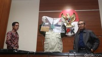 Dipaparkan KPK, pengacara Arif Fitrawan menerima duit Rp 500 juta dari Martin P Silitonga, yang disebut KPK sebagai sumber dana. Arif Fitrawan kemudian menukar uang Rp 500 juta tersebut ke dalam mata uang SGD sebesar SGD 47 ribu. Duit ini dititipkan Arif Fitrawan kepada Muhammad Ramadhan untuk diserahkan kepada majelis hakim pada 27 November 2018. KPK kemudian melakukan OTT.
