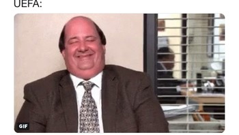 Mourinho dulu kena denda cukup besar saat menendang sebuah botol. Karena kini yang terlibat adalah sekumpulan botol, bisa-bisa Mourinho kena denda lebih besar -- dalam hitungan per botol. (Foto: Internet/Twitter)