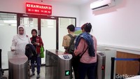 Sejumlah pengunjung nampak hilir-mudik di Pengadilan Negeri Jakarta Selatan untuk mengurus sejumlah perkara. Aktivitas di Pengadilan Negeri Jakarta Selatan nampak normal.