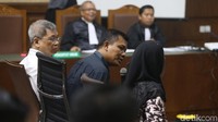 (Kiri-kanan) Sonny Firdaus, Muslim Simbolon, dan Helmiati menjalani persidangan di Pengadilan Tipikor, Jakarta, Rabu (28/11/2018).
