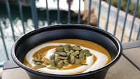 Buat yang butuh hidangan hangat, coba bisa memilih pumpkin sup. Lembut creamy sup ini bisa menghangatkan suasana. Foto: Instagram