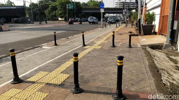 Banyak Tiang-tiang Kecil di Trotoar DKI, Buat Apa?
