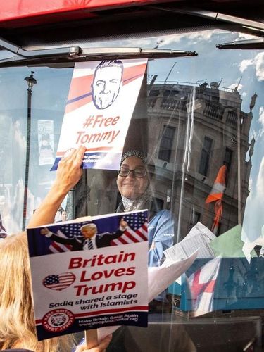 Viral, Supir Berhijab di London Tetap Tersenyum Saat Diserang Demonstran