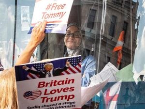 Viral, Supir Berhijab di London Tetap Tersenyum Saat Diserang Demonstran