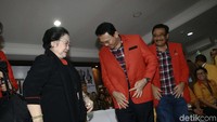 Ahok tertawa saja saat jas merah itu dipakaikan, ia mau memakai jas merah itu untuk menghargai Megawati.